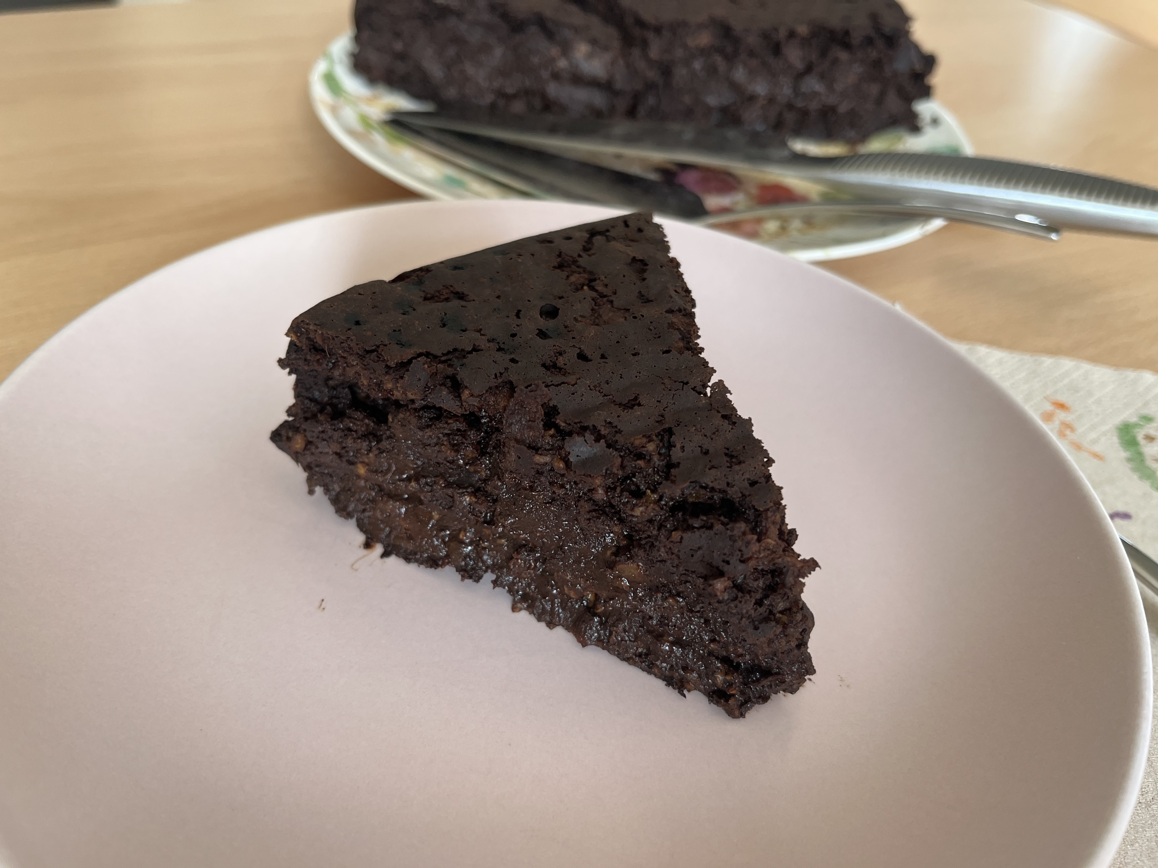 With no flour, added sugar, and using wholesome ingredients like oats, carob, whey, and fruits, it’s a great choice for a healthier dessert option.